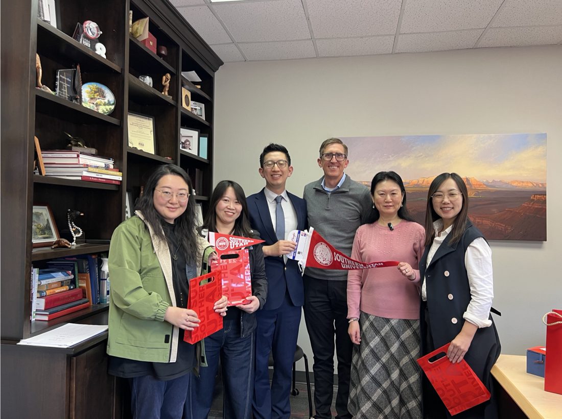 团队与 SUU 副校长 Dr. Allen 合影